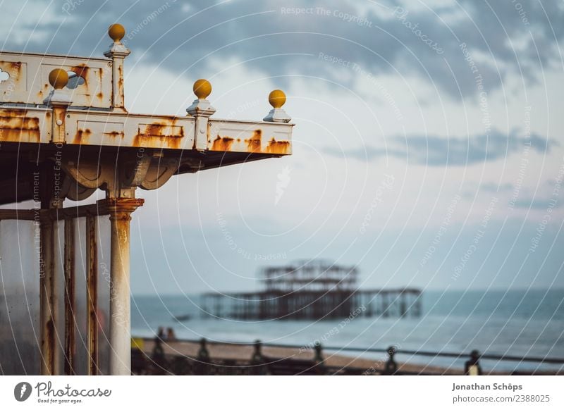 abgebranntes West Pier am Meer, Brighton, England, Südküste Umwelt Küste Strand Insel Stadt Hafenstadt Bauwerk Gebäude Architektur Sehenswürdigkeit Wahrzeichen