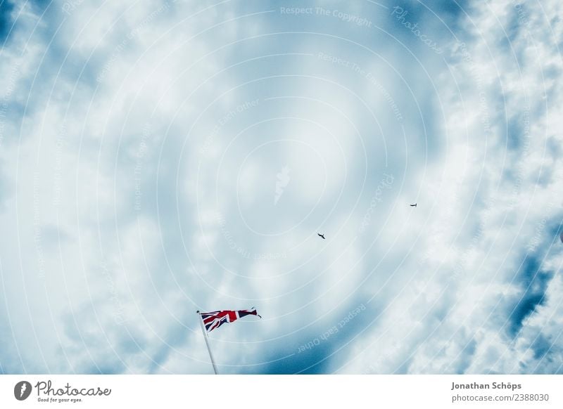 Flagge Großbritannien vor Wolkenhimmel Himmel Zeichen ästhetisch Brighton blau Blauer Himmel rot England Fahne Brexit wehen Nationalflagge