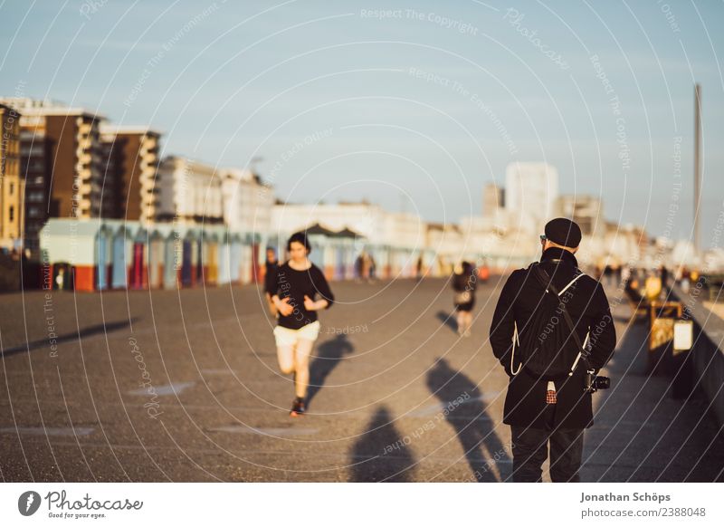 Tourist läuft auf Strandpromenade in der Abendsonne Ferien & Urlaub & Reisen Tourismus Ausflug Freiheit Sightseeing Städtereise Joggen Junge Frau Jugendliche