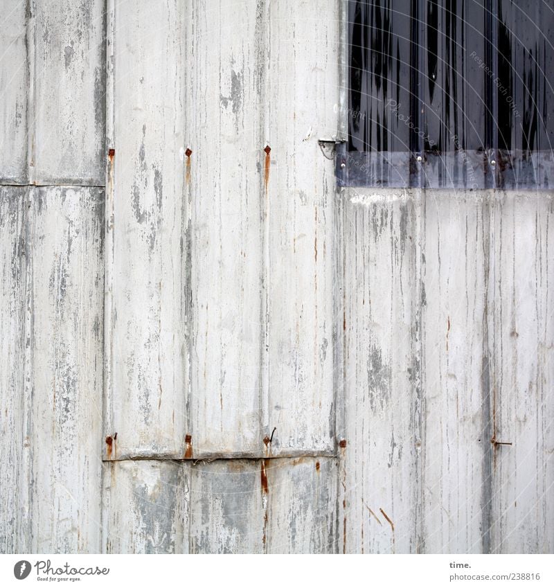 Stallwand mit Lichtluke Fenster Kunststoff alt ästhetisch Blech Wand verrotten überlappen Flickwerk vertikal parallel mehrfarbig Außenaufnahme Farbe