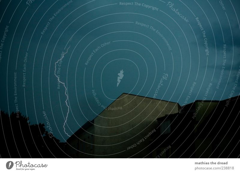 BLITZ Umwelt Natur Landschaft Himmel Gewitterwolken Nachthimmel Klima schlechtes Wetter Unwetter Blitze Haus Mauer Wand Fassade bedrohlich dunkel hell entladen