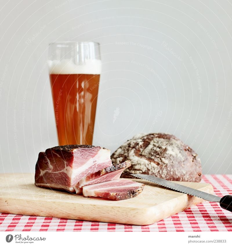 deftige Brotzeit Lebensmittel Fleisch Wurstwaren Ernährung Abendessen Getränk trinken Alkohol Bier braun Vesper Messer Holzbrett rustikal Fett Speck