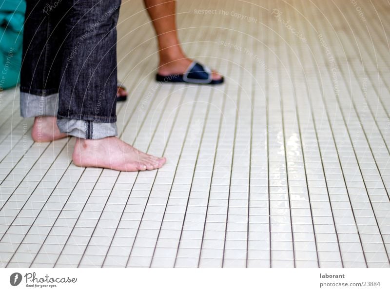 hallenbad-füsse Schwimmbad Zehen Fuß Jeanshose Beine Fliesen u. Kacheln Barfuß