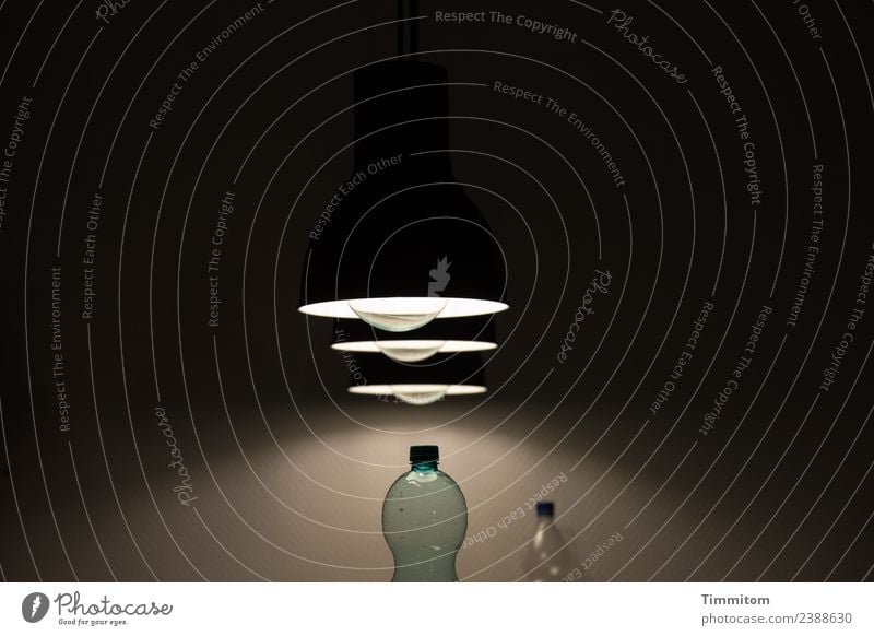 Lampen und Wasserflaschen (3:2) Getränk Trinkwasser Häusliches Leben Lampenschirm Lampenlicht Metall Kunststoff ästhetisch einfach Gefühle Lichtschein Schatten