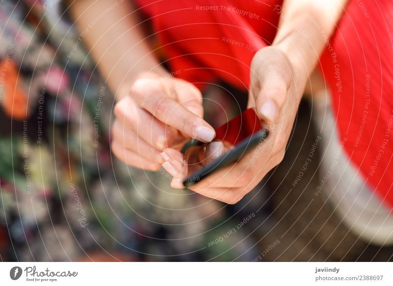 Frau Hände berühren Touchscreen eines Smartphones im Freien Lifestyle kaufen Telefon PDA Bildschirm Technik & Technologie Internet Mensch Erwachsene Hand Finger