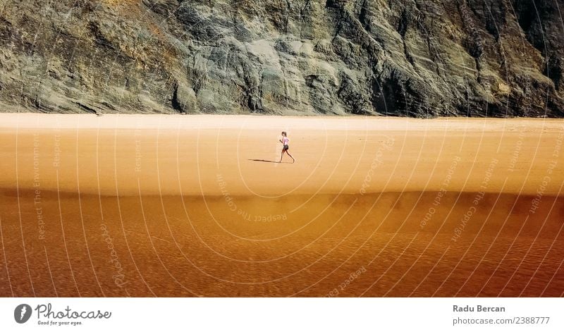 Luftaufnahme der sportlichen Frau, die am Strand läuft. Lifestyle Fitness Wellness Abenteuer Freiheit Sommer Meer Sport Sport-Training Leichtathletik Sportler