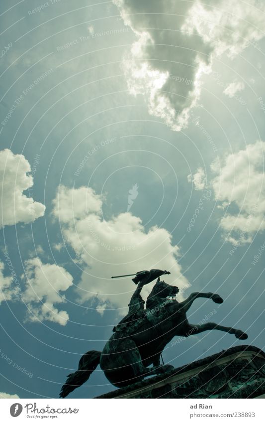 Himmelsstürmer Wolken Schönes Wetter Wien Wahrzeichen Denkmal Pferd Reiter Aggression rebellisch Farbfoto Außenaufnahme Tag Froschperspektive Sehenswürdigkeit