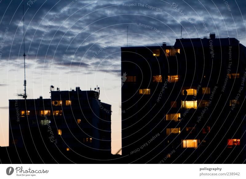 Neighborhood Haus Hochhaus Gebäude Fenster eckig blau gelb schwarz Häusliches Leben Zusammenhalt Farbfoto Außenaufnahme Menschenleer Dämmerung Nacht Silhouette