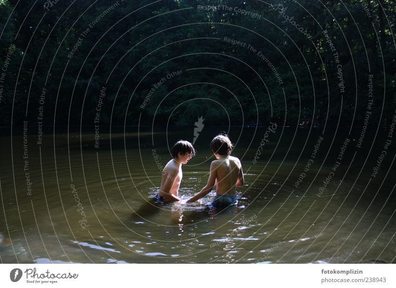 Waldsee-Oase mit zwei Jungens Kinder Kindheit Freunde schwimmen Wasser Sommer baden Schwimmen & Baden Badesee Erholung genießen Zusammensein Spaß Freundschaft