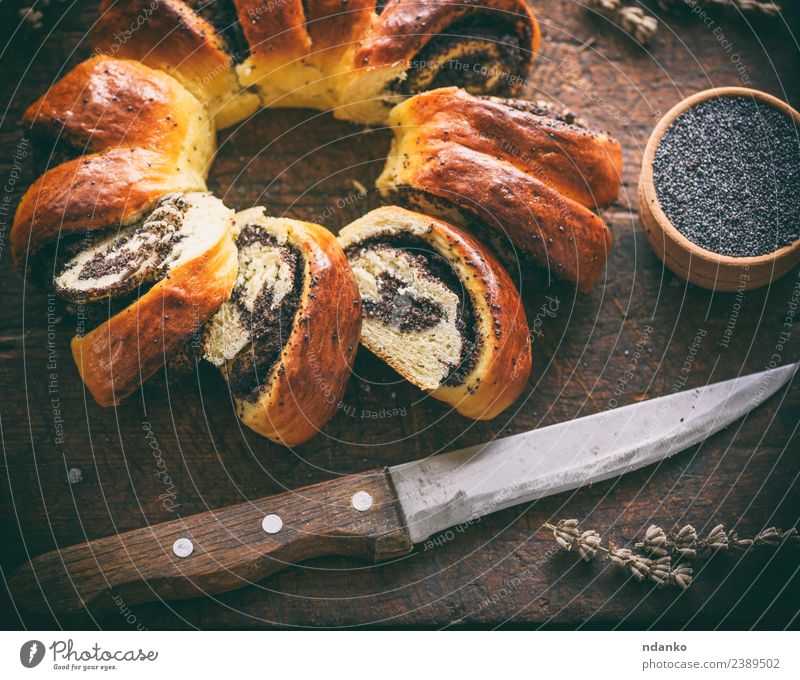 gebackener runder Kuchen mit Mohn Dessert Süßwaren Messer Holz frisch lecker braun Tradition Pasteten süß gebastelt Holzplatte rustikal Hintergrund Lebensmittel