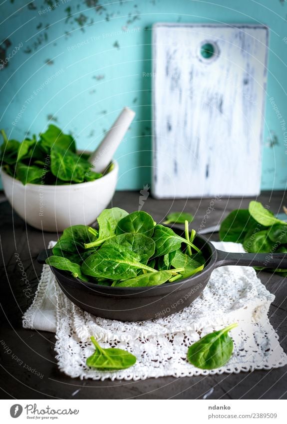 frische grüne Spinatblätter Gemüse Salat Salatbeilage Kräuter & Gewürze Ernährung Vegetarische Ernährung Diät Teller Schalen & Schüsseln Pfanne Tisch Natur