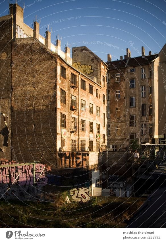 STADTLEBEN III Wolkenloser Himmel Sommer Menschenleer Haus Bauwerk Gebäude Architektur Mauer Wand Fassade Fenster Zeichen Schriftzeichen Graffiti alt ästhetisch