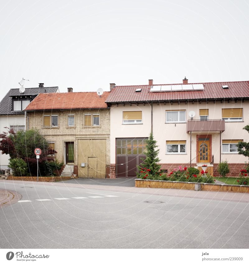 30er zone Pflanze Baum Blume Gras Grünpflanze Garten Vorgarten Dorf Haus Bauwerk Gebäude Architektur Mauer Wand Treppe Fenster Tür Dach Verkehrswege Straße