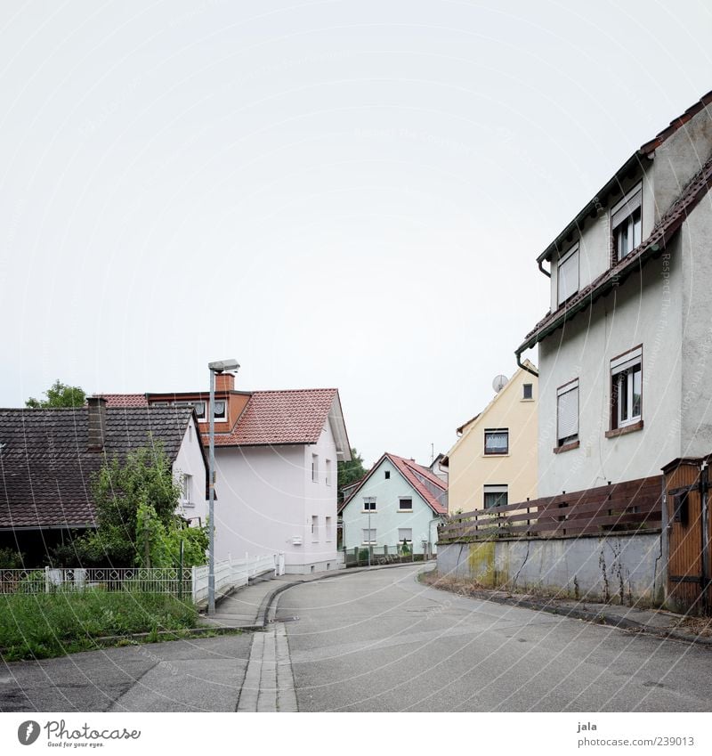 sackgasse Himmel Pflanze Baum Gras Sträucher Dorf Haus Platz Bauwerk Gebäude Architektur Straße Wege & Pfade Bürgersteig trist Stadt Farbfoto Außenaufnahme