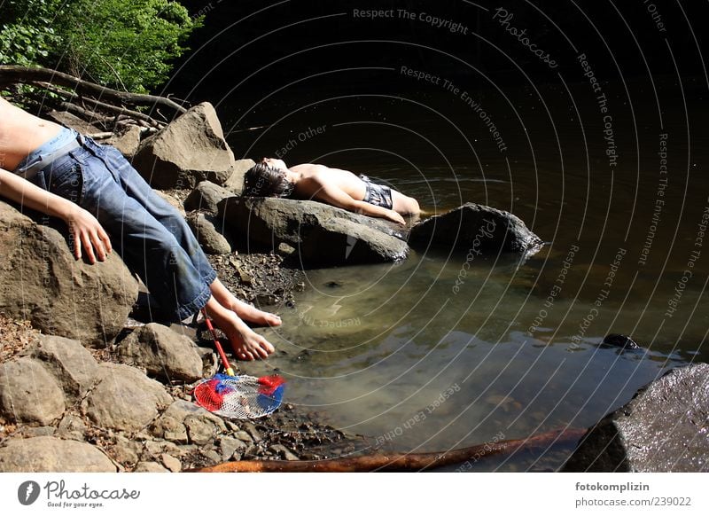 schöne alte Kindheit - zwei Kinder sonnen sich an einem Waldsee Junge Jungen Freundschaft Schwimmen & Baden Kinderfreundschaft Zusammensein Kinderspiel