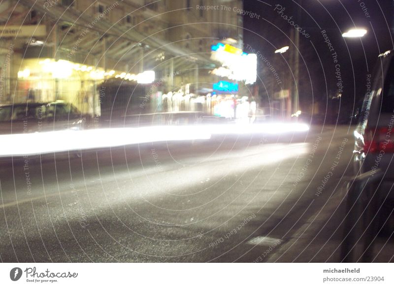 Hamburg@night Nacht Licht Mobilität unterwegs Langzeitbelichtung Asphalt Verkehr Regen Straße Bewegung Eppendorfer Baum Unschärfe Wasser