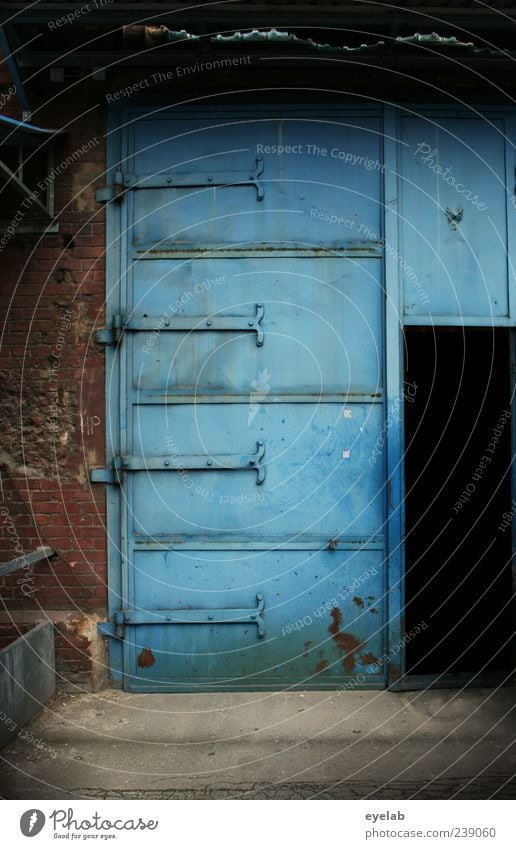 Es ist offen ! Haus Industrieanlage Fabrik Tor Bauwerk Gebäude Architektur Mauer Wand Fassade Tür Stein Beton Metall Stahl alt dreckig dunkel groß hoch trashig