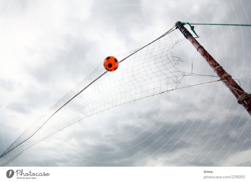 Fluggerät Spielen Ballsport Seil Himmel Netz fliegen Sport Volleyballnetz Pfosten Holzpfahl Farbfoto Gedeckte Farben Außenaufnahme Menschenleer