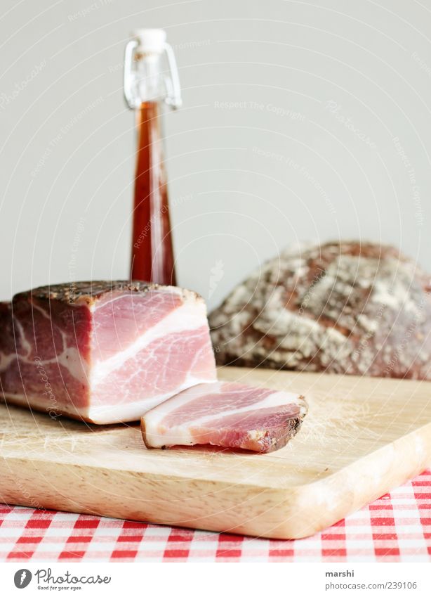 Speck & Schnaps Lebensmittel Fleisch Ernährung Getränk Alkohol Spirituosen lecker ungesund Schinken Schinkenscheibe schinkenspeck Brot Holzbrett rustikal Fett