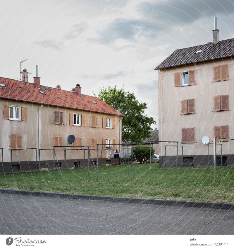 nachbarschaft Himmel Baum Gras Wiese Haus Platz Bauwerk Gebäude Architektur Mehrfamilienhaus Mauer Wand Fassade Fenster Dach Schornstein Antenne