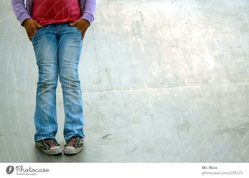 inkognito Mädchen Kindheit Beine Jeanshose Schuhe stehen Langeweile Nervosität Schüchternheit kopflos x-beinig Bekleidung bewegungslos ruhig anonym