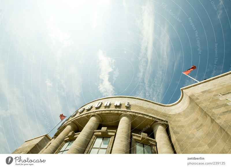 Volksbühne Hauptstadt Stadtzentrum Haus Bauwerk Gebäude Architektur Sehenswürdigkeit alt Berlin Theater Säule Eingang Himmel Wolken Kultur Hochkultur Farbfoto