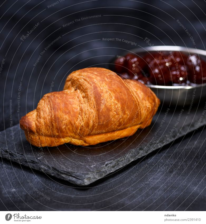 gebackenes Croissant Frucht Süßwaren Marmelade Essen Frühstück Mittagessen Tisch lecker braun rot schwarz Snack Erdbeeren rustikal Backwaren süß gebastelt