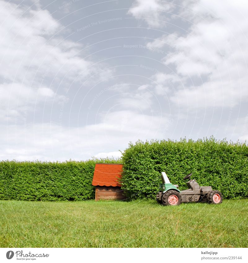 bauernhaus Umwelt Natur Landschaft Sträucher nachhaltig Hütte Haus Einfamilienhaus Garage Traktor Dachziegel Garten Hecke Spielzeugauto Himmel Wolken tretauto