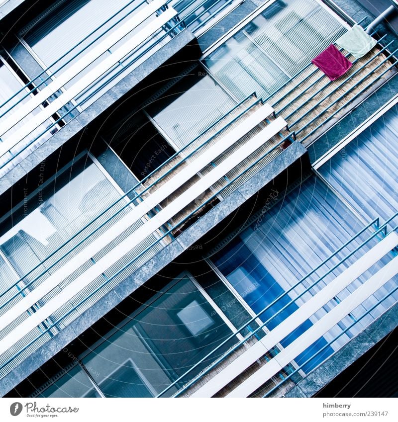 towel dryer Stadt Stadtzentrum Haus Bauwerk Gebäude Architektur Mauer Wand Fassade Balkon Terrasse Fenster Design Einsamkeit Endzeitstimmung Farbe Idylle