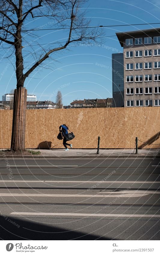 border boy Baustelle Mensch Junge Jugendliche 1 Himmel Wolkenloser Himmel Schönes Wetter Baum Düsseldorf Stadt Haus Gebäude Architektur Mauer Wand Fassade