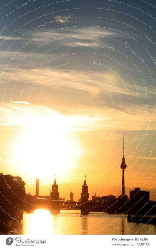 Sonnenuntergang mit Oberbaumbrücke und Fernsehturm Berlin Luft Wasser Hauptstadt Frühlingsgefühle Brücke Fluss Spree Romantik genießen Frieden Himmel Farbfoto