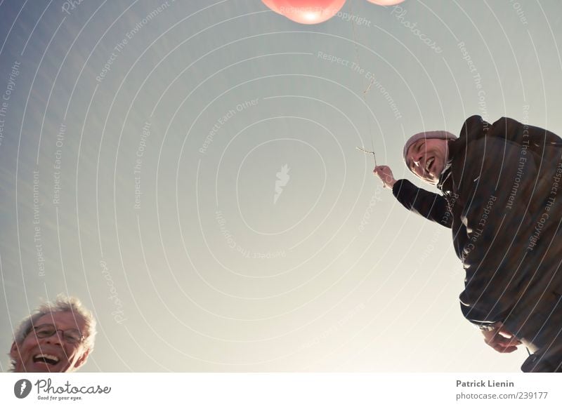 Spiekeroog | Spielkinder lachen Mensch Luftballon Himmel Freude blau rot festhalten Ferien & Urlaub & Reisen Leben Glück Zusammensein Zufriedenheit Mann 50 plus