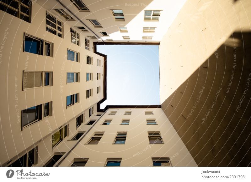 Hinterhof Lichthof Stadthaus Fassade Fenster Brandmauer authentisch eckig trist Symmetrie Gebäudekomplex Lichtspiel schmucklos Sonnenstand Hintergrund neutral