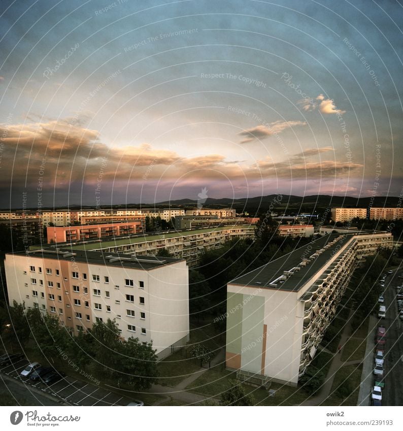 Mit sozialistischem Gruße Himmel Wolken Klima Baum Kleinstadt Stadtrand bevölkert Haus Bauwerk Gebäude Architektur Plattenbau Sozialer Brennpunkt Mauer Wand