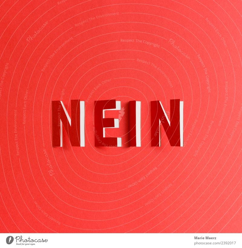 Nein - Wort als Schatten-Buchstaben aus Papier lesen Schriftzeichen sprechen Kommunizieren Konflikt & Streit Aggression rebellisch stark rot Kraft Willensstärke