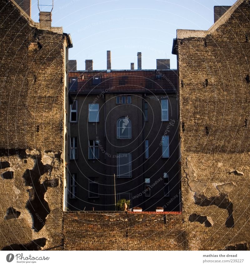 STADTLEBEN IV Himmel Haus Bauwerk Gebäude Architektur Mauer Wand Fassade Fenster Dach Schornstein alt rot Backstein Altbau Fleck Hinterhof Quadrat Nische