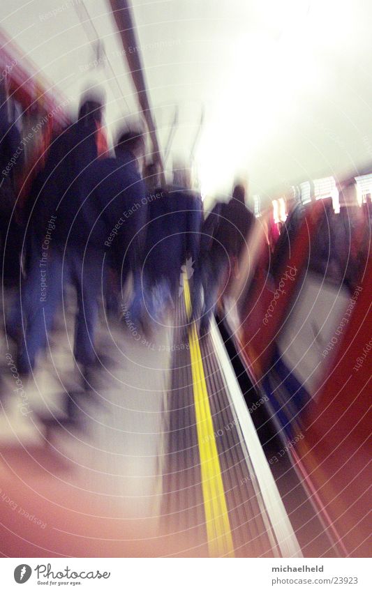 London Underground 4 U-Bahn Bahnsteig Neonlicht Licht unterwegs einsteigen stoppen Verkehr einfahrender Zug Mensch Platform Passagier