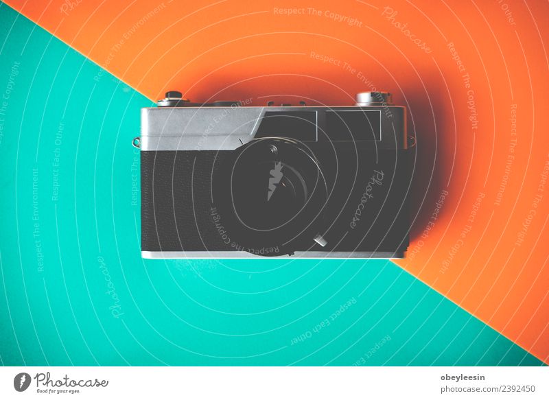Kreatives Flachlegen mit alter Kamera auf farbigem Hintergrund Kaffee Ferien & Urlaub & Reisen Tourismus Ausflug Sommer Schreibtisch Tisch