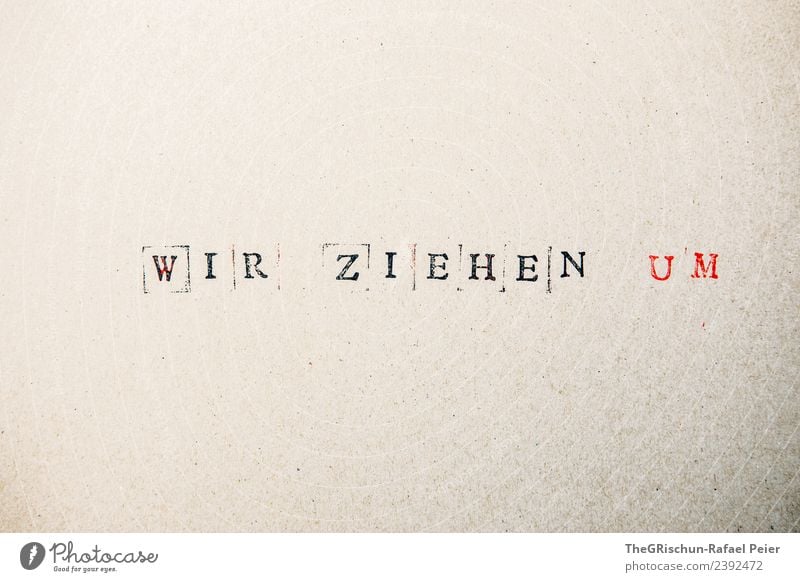 Wir ziehen um Papier braun rot schwarz Tinte Stempel Schriftzeichen wir ziehen um Umzug (Wohnungswechsel) Farbfoto Innenaufnahme Textfreiraum oben