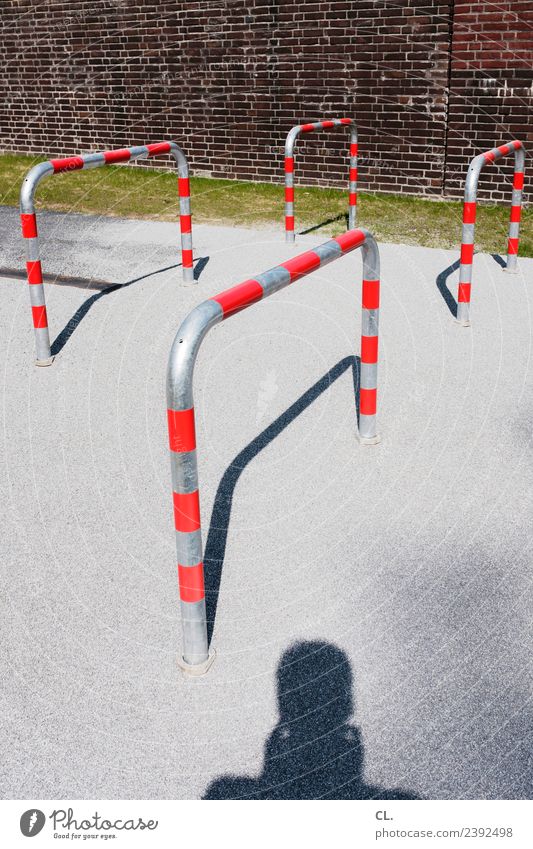 vier poller und mein schatten Mensch 1 Schönes Wetter Wiese Mauer Wand Verkehr Verkehrswege Straße Wege & Pfade Poller Barriere Ordnung Schutz Sicherheit