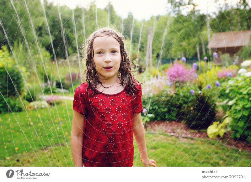 Kleines Mädchen spielt mit Gartensprinkleranlage Freude Glück Spielen Sommer Kind Kindheit Wetter Wärme Blume Gras Tropfen genießen Lächeln springen