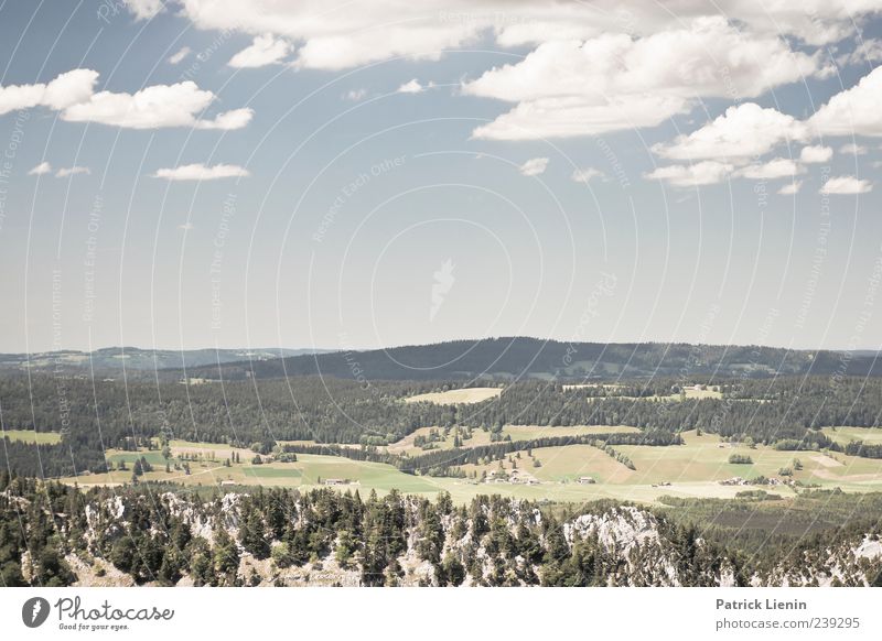 Heiter bis wolkig schön Ferne Berge u. Gebirge Umwelt Natur Landschaft Pflanze Urelemente Luft Himmel Wolken Horizont Sommer Wetter Schönes Wetter Baum Wald