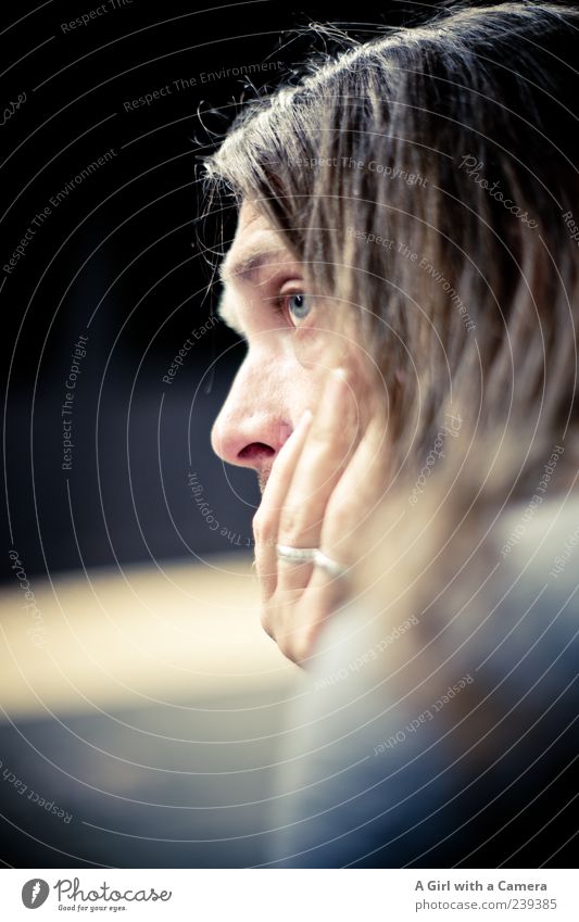 waiting for a train Mensch maskulin Mann Erwachsene Leben Kopf Haare & Frisuren Hand 1 30-45 Jahre Blick warten Langeweile Laune Ring langhaarig Innenaufnahme