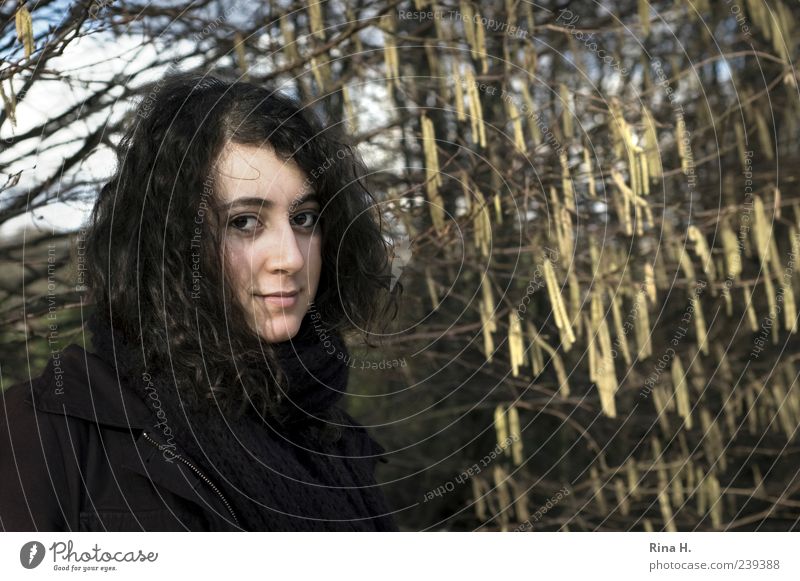 WinterSpaziergang feminin Junge Frau Jugendliche 1 Mensch 18-30 Jahre Erwachsene Natur Frühling Schönes Wetter Baum Sträucher Jacke Schal schwarzhaarig brünett