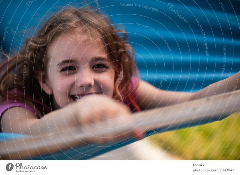 young girl wearing makeup and playing outside Freude Glück Sommer Mensch Frau Erwachsene Kindheit 1 3-8 Jahre Natur Mode brünett langhaarig Locken springen