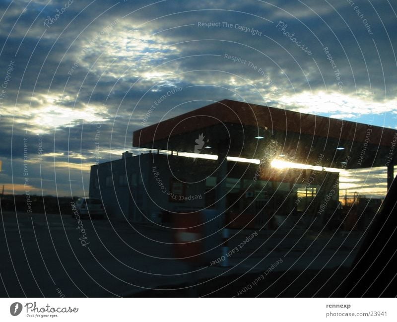 die horror-tankstelle Nacht Dämmerung Wolken tanken Tankstelle dunkel bedrohlich Verkehr Gebäude Silhouette Gegenlicht Horrorfilm geschlossen schlechtes Wetter