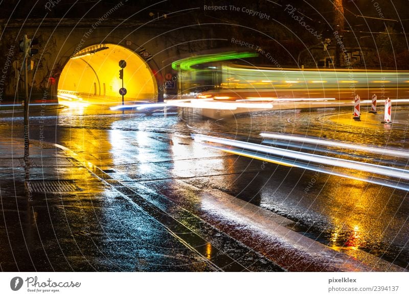 Tunnel bei Nacht Wasser schlechtes Wetter Unwetter Regen Gewitter Bauwerk Verkehr Verkehrsmittel Verkehrswege Straßenverkehr Straßenkreuzung Fahrzeug PKW