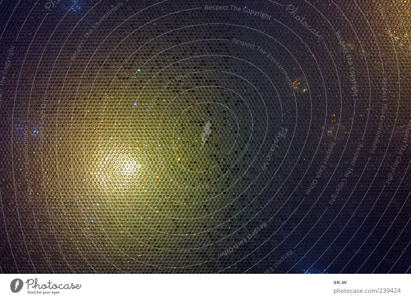 Sektkorken und Feuerwerk Wabenmuster Kunststoff Folie leuchten gelb schwarz diffus abstrakt Abdeckung Farbfoto Experiment Menschenleer Textfreiraum rechts