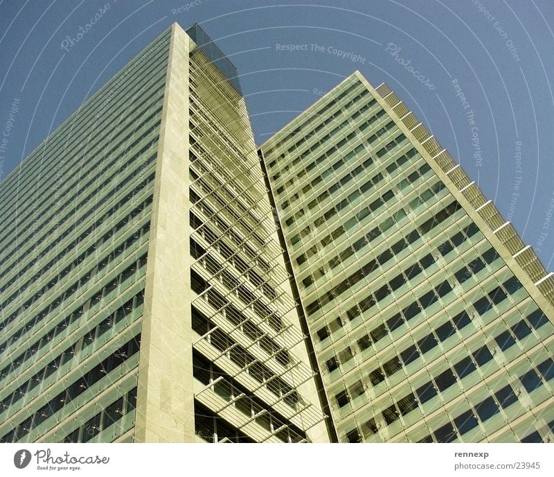 \\ \ Wolkenkitzler von unten I Hochhaus hoch Fenster Glasfassade Beton Bürogebäude Etage Stock Sommer Freundlichkeit gelb Froschperspektive Ameise Sardinen