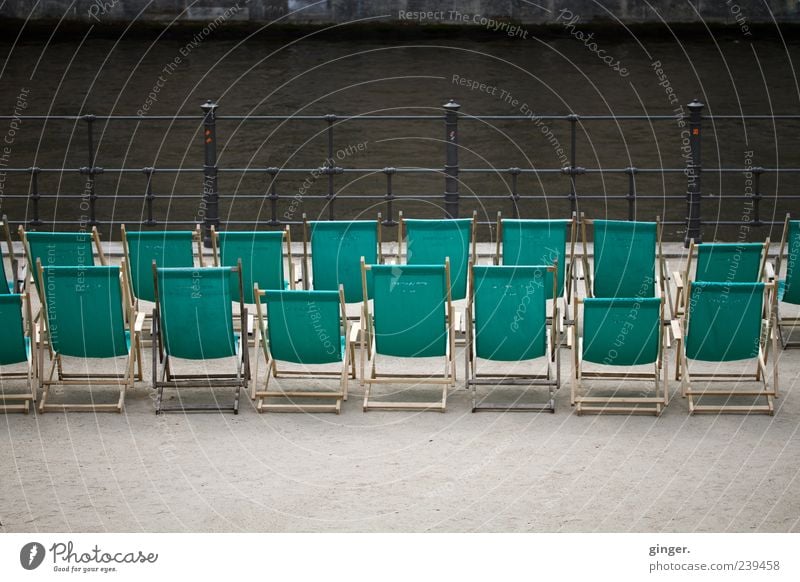 Berliner Strandbad Ferien & Urlaub & Reisen Sommer türkis Fluss Spree grün Geländer Reihe aufgereiht hintereinander Liegestuhl Wohlgefühl Rückansicht